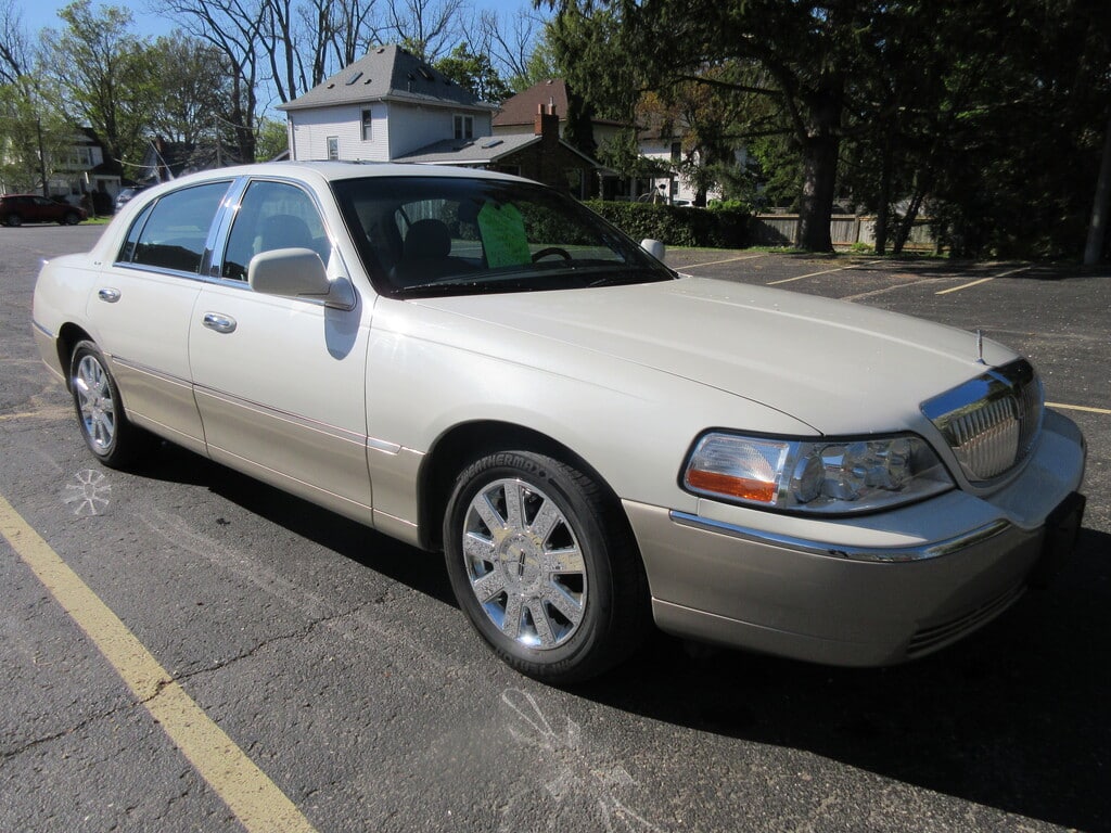 2005 Lincoln Town Car Signature Limited – Brians Auto Caledonia